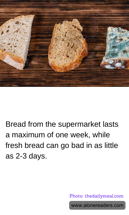 Bread from the supermarket lasts a maximum of one week, while fresh bread can go bad in as little as 2-3 days.