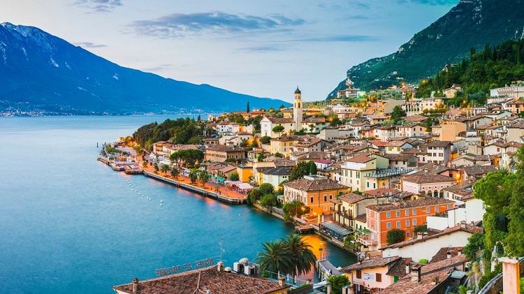Italian Lake City: A Fashionable and Beautiful Lake District